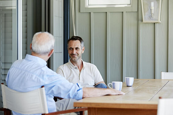 Deux hommes discutant en prenant un café